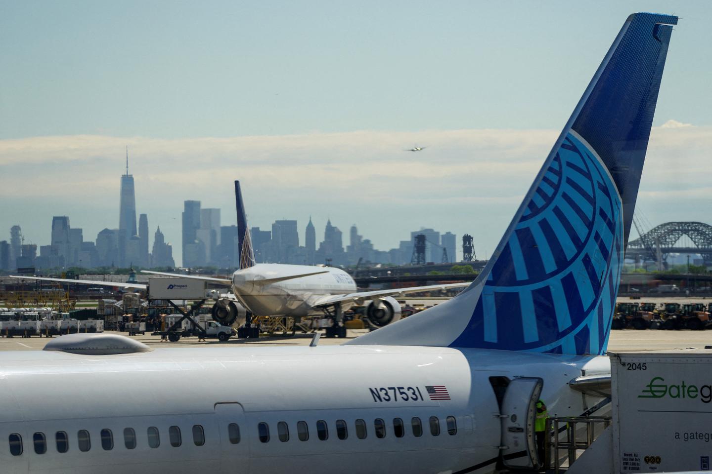 Thousands of US passengers delayed as United Airlines flights are grounded