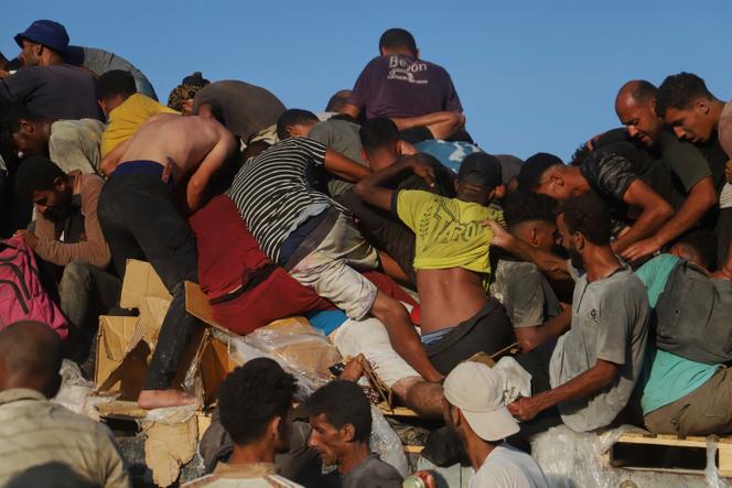 A bord d’un camion chargé de nourriture et d’aide humanitaire, près de Rafah, dans le sud de la bande de Gaza, le 4 août 2025.