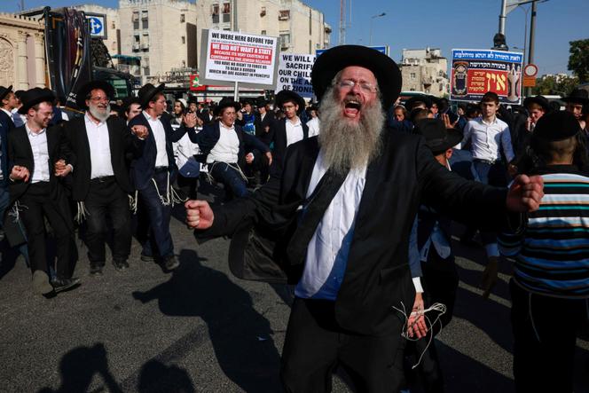Des manifestants juifs ultraorthodoxes protestent contre leur conscription dans l’armée israélienne et l’arrestation d’étudiants d’écoles religieuses qui ont échappé à l’appel sous les drapeaux, à Jérusalem, le 7 août 2025. 