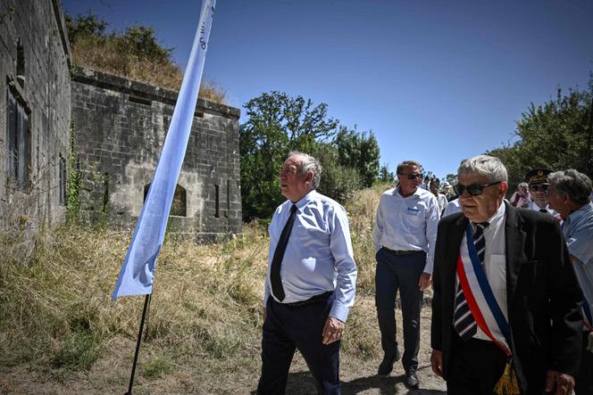 François Bayrou (à gauche), sur l’île d’Aix (Charente-Maritime), le 7 août 2025.