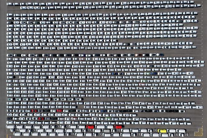 Des véhicules du groupe allemand Volkswagen prêts à être transporté depuis l’usine de Emden (Allemagne) le 20 mai 2025.