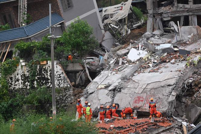 Des secouristes chinois recherchent des victimes coincées sous les débris à la suite d’un glissement de terrain provoqué par des pluies torrentielles, dans la ville de Gansu (Chine), le 6 août 2025.