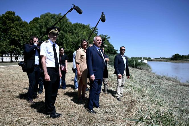 François Bayrou (au centre) sur les rives de la Charente, lors d’une visite au Conservatoire du Littoral, à Rochefort (Charente-Maritime), le 7 août 2025.