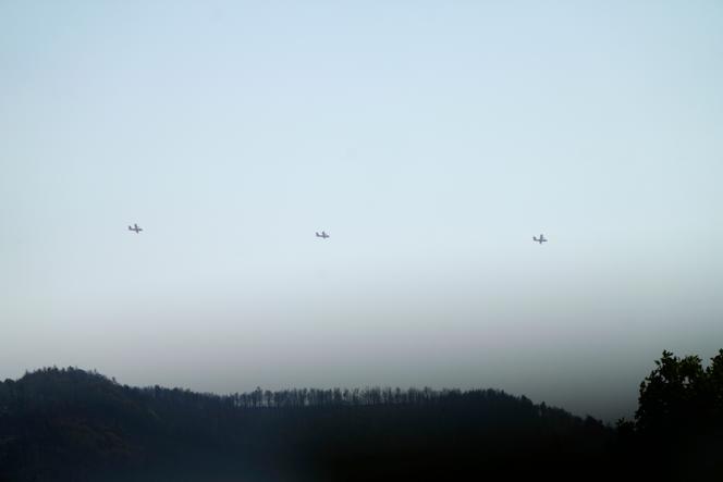 Des Canadair survolent Camplong-d'Aude, dans l’Aude, le 7 août 2025.