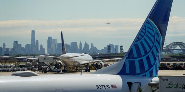 Thousands of US passengers delayed after grounded United Airlines flights