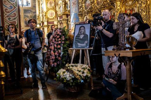 Lors des funérailles de la journaliste ukrainienne Viktoria Roshchyna, morte en détention en Russie, au monastère Saint-Michel-au-Dôme-d’Or de Kiev, le 8 août 2025.