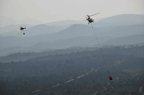 Des hélicoptères bombardiers d’eau en intervention près du village de Coustouge (Aude), le 8 août 2025.