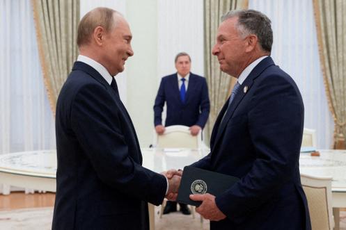 Le président russe Vladimir Poutine et l’envoyé du président américain, Steve Witkoff, lors d’une réunion à Moscou (Russie), le 6 août 2025.