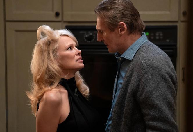 Pamela Anderson (Beth Davenport) et Liam Neeson (Frank Drebin Jr.) dans « Y a-t-il un flic pour sauver le monde ? », d’Akiva Schaffer.