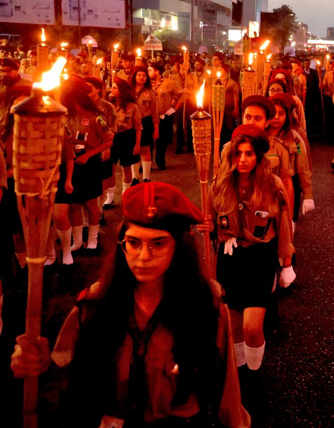 Une procession aux flambeaux pour commémorer le 109e anniversaire du massacre des Arméniens sous l’Empire ottoman, au Liban, le 23 avril 2024.