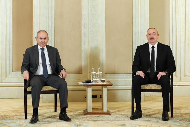Une photographie mise à disposition le 10 juillet 2025 par le service de presse du gouvernement arménien montre le premier ministre arménien, Nikol Pachinian, et le président azerbaïdjanais, Ilham Aliev, lors d’une rencontre à Abu Dhabi, aux Émirats arabes unis.