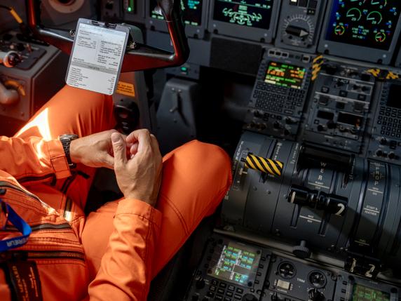 Dans le cockpit d’un avion Dash, sur la base aérienne de la Sécurité civile de Nîmes-Garons (Gard), le 8 août 2025.