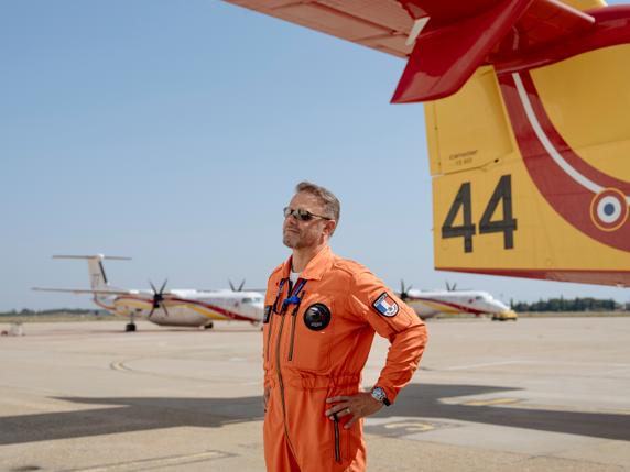 Laurent Ménard, pilote de Dash, sur la base aérienne de la Sécurité civile de Nîmes-Garons (Gard), le 8 août 2025.