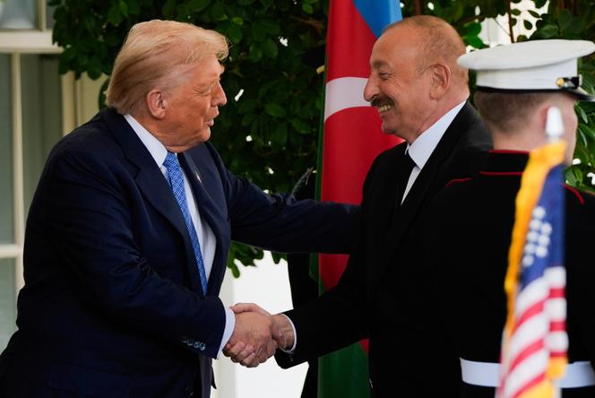 Donald Trump et Ilham Aliev, le président azerbaïdjanais, à la Maison Blanche, à Washington, le 8 août 2025.