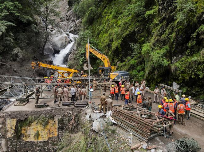 Les services de secours indiens tentent de construire un pont de fortune pour atteindre Dharali, après que le pont qui le reliait a été emporté par des glissements de terrain. A Gangnani, le 8 août 2025.