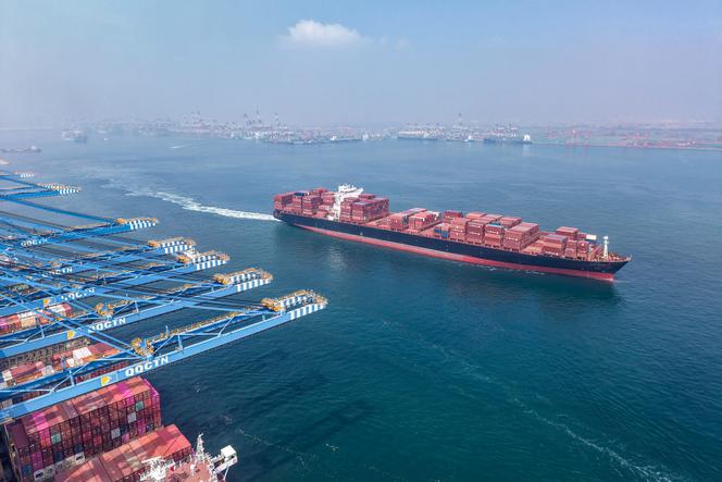 Un porte-conteneurs quitte le port de Qingdao, en Chine, le 7 août 2025. 