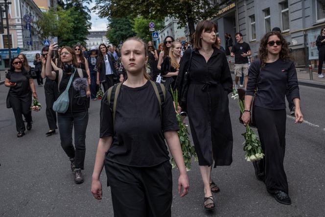 Des dizaines de personnes se rendent vers la place de l'Indépendance, lors des funéraillles de Viktoria Rochtchyna, à Kiev, en Ukraine, le 8 août 2025. 