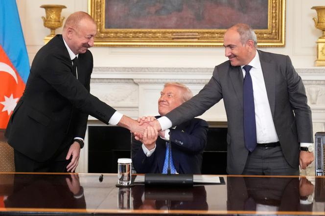 Le président américain, Donald Trump (au centre), le président azerbaïdjanais, Ilham Aliyev (à gauche), et le premier ministre arménien, Nikol Pashinyan, à la Maison Blanche, le 8 août 2025.