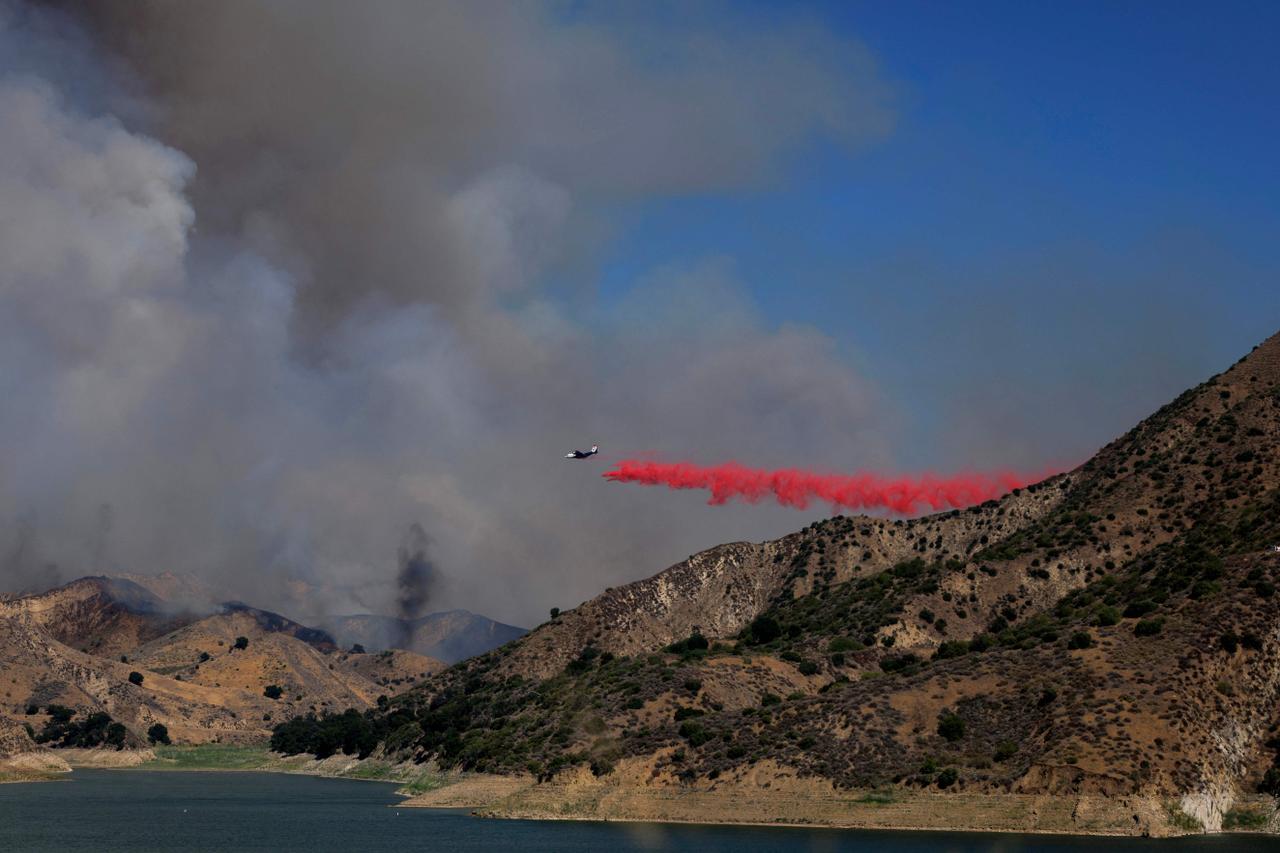  Un avion largue du produit ignifuge sur une colline lors du Canyon Fire, à Piru (Californie), le 7 août 2025.
