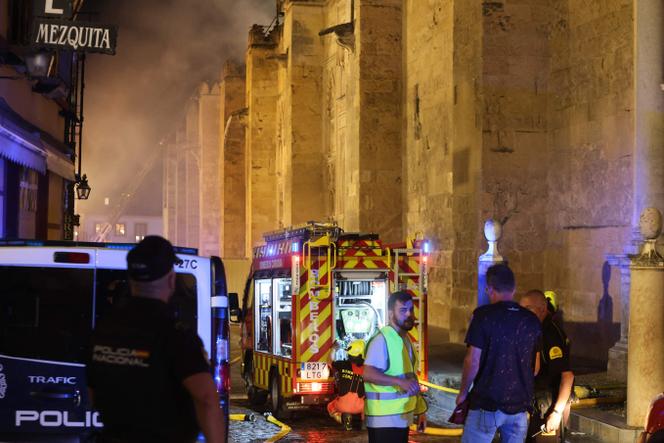Des pompiers aux abords de la mosquée-cathédrale de Cordoue (Espagne), où un incendie s’est déclaré, le 8 août 2025 en soirée, avant d’être maîtrisé.