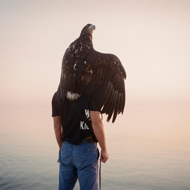Anatoli, originaire de Kharkiv, et son aigle, sur le front de mer, dans la ville de Berdiansk, en Ukraine, en août 2021. 