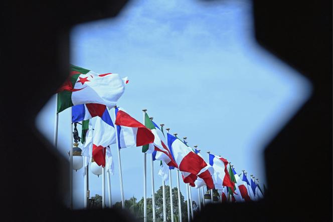 Des drapeaux français et algériens, à Alger, le 9 octobre 2022.