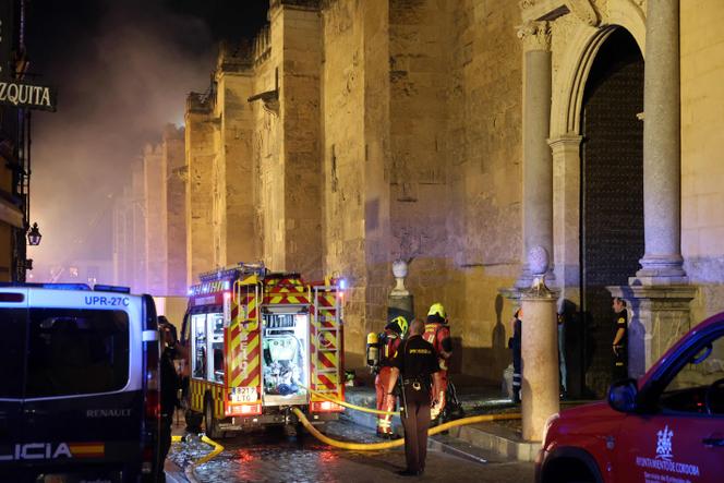 Les pompiers s’efforcent d’éteindre l’incendie qui s’est déclaré dans la cathédrale-mosquée de Cordoue, dans le sud de l’Espagne, le 8 août 2025.