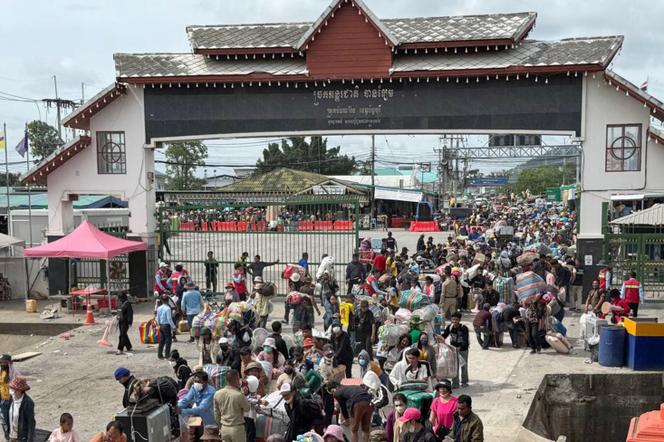 Photo publiée par le ministère du travail du Cambodge, le 6 août 2025, montrant des travailleurs migrants cambodgiens de retour de Thaïlande, au poste-frontière international de Daung, dans la province de Battambang.