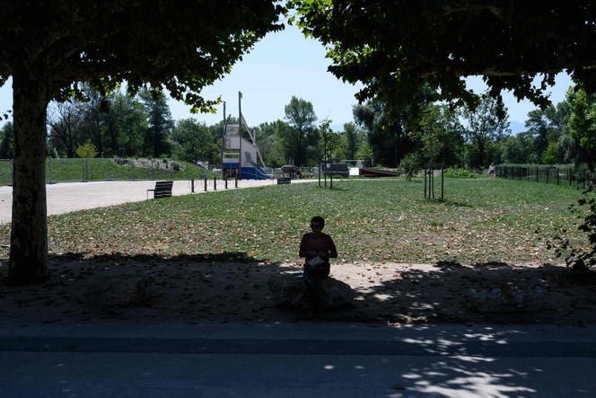 Une femme se protège du soleil, à l’ombre, au Bourget-du-Lac (Savoie), le 8 août 2025.