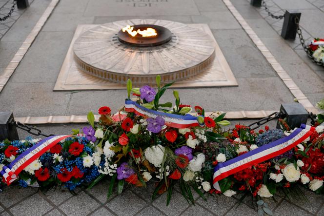 La flamme sur la tombe du Soldat inconnu, sous l’Arc de triomphe, à Paris, le 8 novembre 2024.