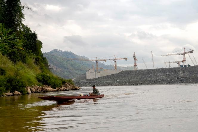 Devant le chantier de construction du barrage à Luang Prabang (Laos), le 28 janvier 2024. 
