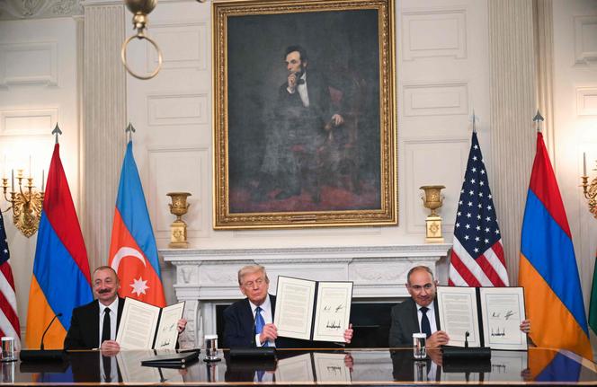 Le président azerbaïdjanais, Ilham Aliev, Donald Trump et le premier ministre arménien, Nikol Pachinian, présentent l’accord qu’ils ont signé, à la Maison Blanche, à Washington, le 8 août 2025.