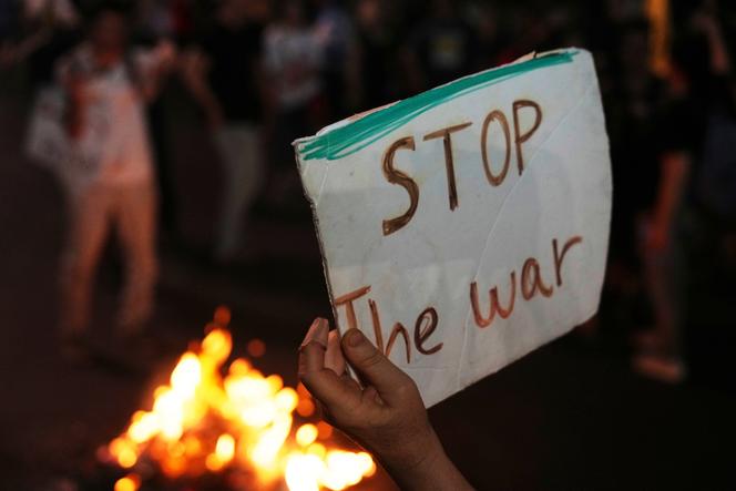 Des militants israéliens protestent contre la guerre dans la bande de Gaza, les mesures israéliennes concernant la distribution de nourriture et les déplacements forcés. A Tel-Aviv, le 7 août 2025.