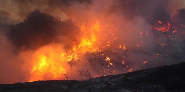 Aux Etats-Unis, un feu de végétation baptisé Canyon Fire s’étend en Californie, des milliers de personnes évacuées