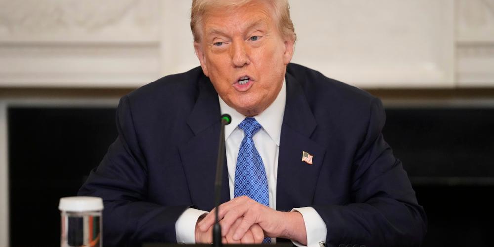 Le président Donald Trump lors d’une cérémonie de signature trilatérale avec le premier ministre arménien Nikol Pashinyan et le président azerbaïdjanais Ilham Aliyev, à la Maison Blanche, le vendredi 8 août 2025. - MARK SCHIEFELBEIN / AP