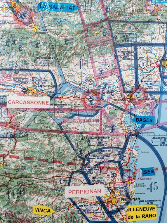 Détail d’une carte indiquant la zone de l’incendie de Ribaute dans l’Aude, à la base aérienne de la Sécurité civile de Nîmes-Garons (Gard), le 8 août 2025.