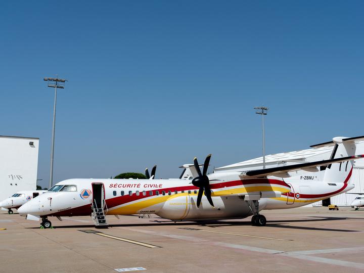 Un avion Dash sur le tarmac de la base aérienne de la Sécurité civile de Nîmes-Garons (Gard), le 8 août 2025.