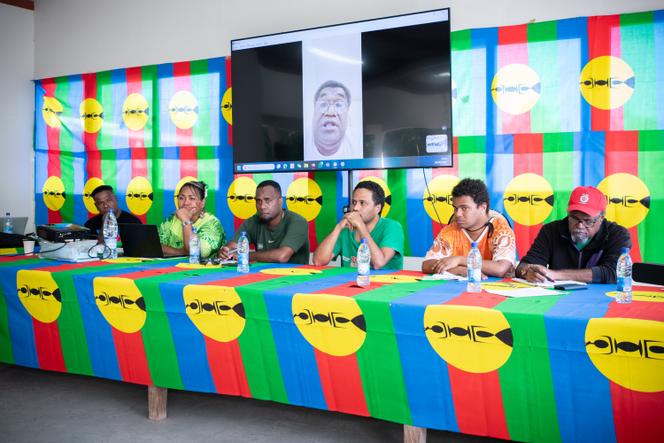 Les représentants du Front de libération nationale kanak socialiste (FLNKS) et son président, Christian Tein, en visio-conférence, lors d’un congrès extraordinaire, samedi 9 août 2025, à La Conception, en banlieue de Nouméa
