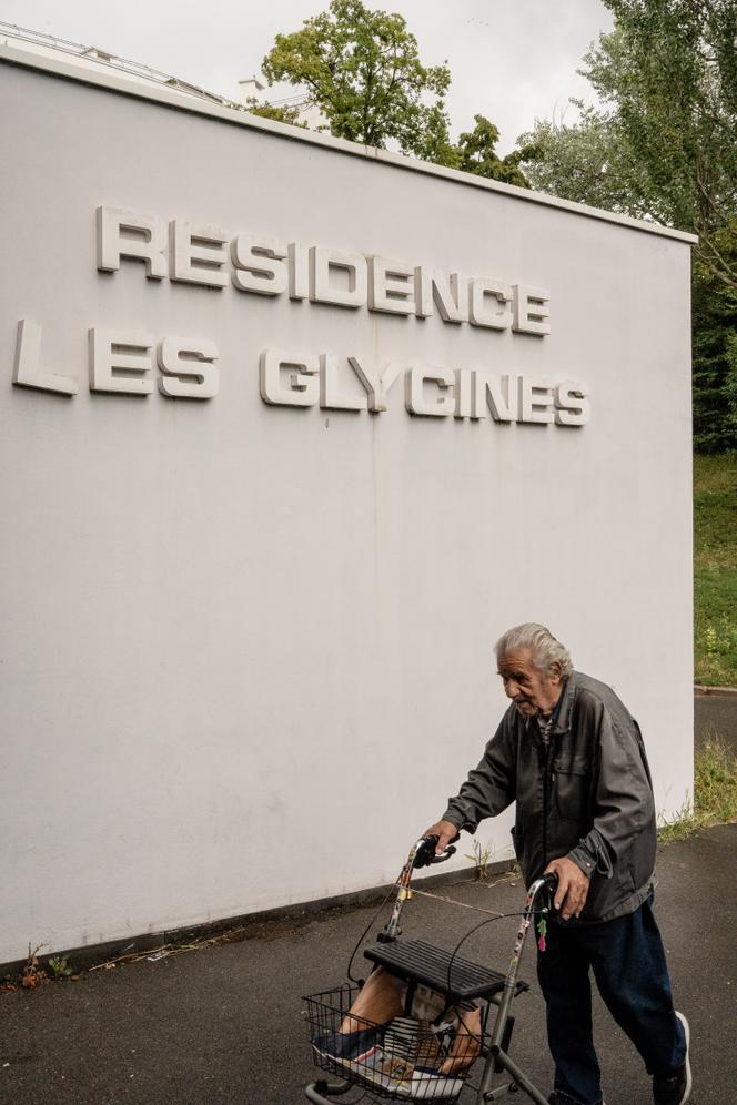 A l’entrée de la résidence des Glycines, en cours de rénovation, à Sevran (Seine-Saint-Denis), le 23 juillet 2025.