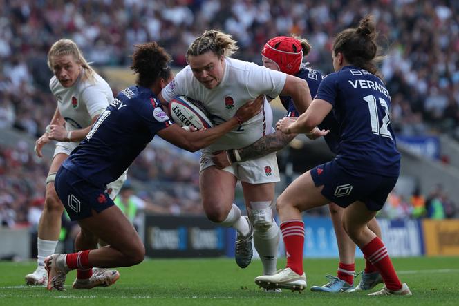Plaquage sur l’Anglaise Sarah Bern, lors du match France-Angleterre du Tournoi des six nations, à Twickenham (Angleterre), le 26 avril 2025.