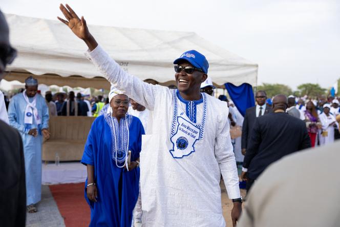 Succes Masra salue ses partisans à son arrivée sur scène lors de son dernier meeting électoral à l’hippodrome de N’Djamena, au Tchad, le 4 mai 2024.