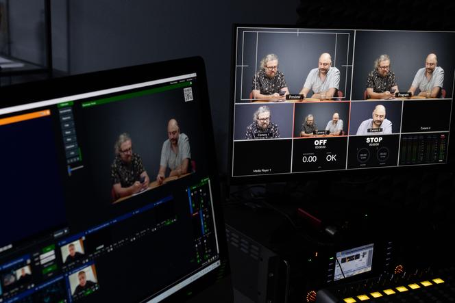 Aliaksandr Atroshchankau, journaliste biélorusse, ancien prisonnier politique et militant pro-démocratie, en compagnie d’Aliaksei Zhukau, cofondateur de Reform.news, à Varsovie, le 5 août 2025.