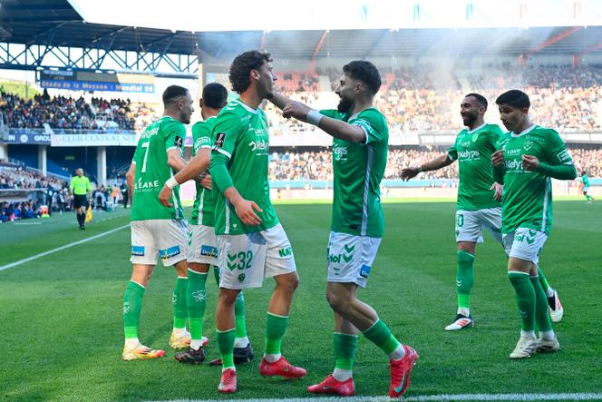 Les joueurs de Saint Etienne, lors du match de Ligue 1 face à Montpellier, le 16 mars 2025 à Saint-Etienne.