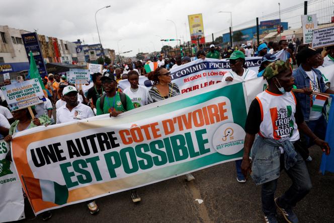 Des militants de l’opposition ont défilé samedi 9 août à Abidjan.