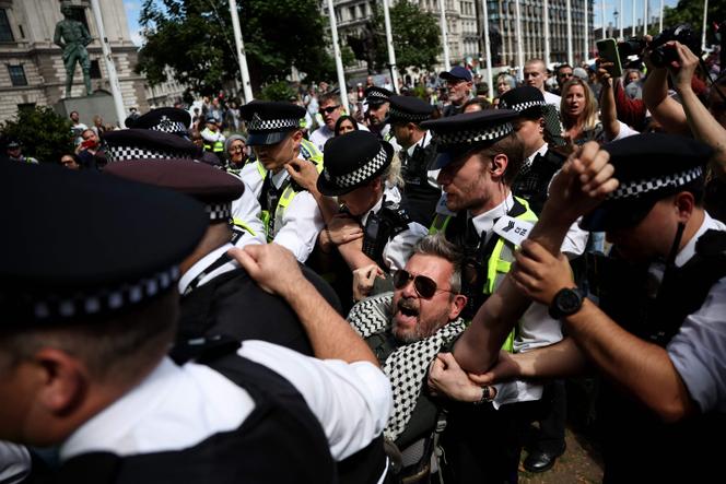 Un manifestant est emmené par la police lors d’une mobilisation en soutien à la Palestine, Londres, le 9 août 2025.