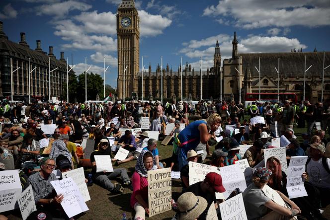 Des manifestants appellent à la levée de l’interdiction de l’association Palestine Action, à Parliament Square, devant le Parlement britannique, dans le centre de Londres, samedi 9 août 2025.