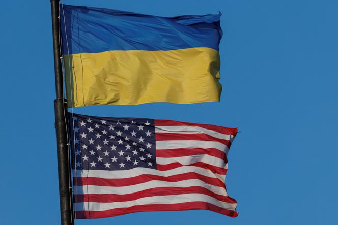 Les drapeaux ukrainien et américain, sur un bâtiment de l’université américaine, à Kiev, le 9 août 2025.