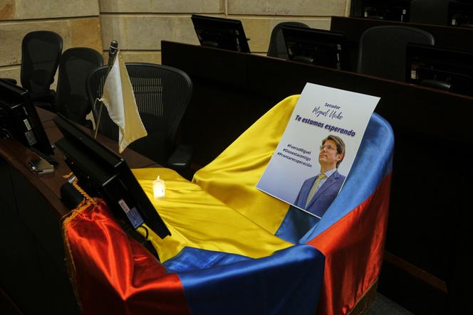 Une brochure montrant le sénateur colombien Miguel Uribe Turbay, avec un drapeau national colombien drapé sur son siège dans la chambre du Congrès à Bogota, en Colombie, le 9 juin 2025.