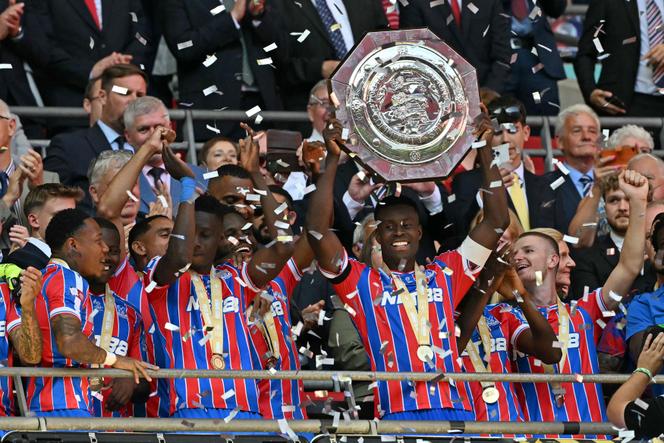 Le capitaine de Crystal Palace, Marc Guéhi, soulève le bouclier trophée du Community Shield après la victoire de son club face à Liverpool, au stade de Wembley, à Londres, le 10 août 2025.