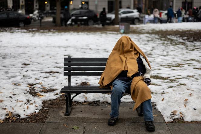 Une personne sans-abri sur un banc à Washington, le 18 janvier 2025. 
